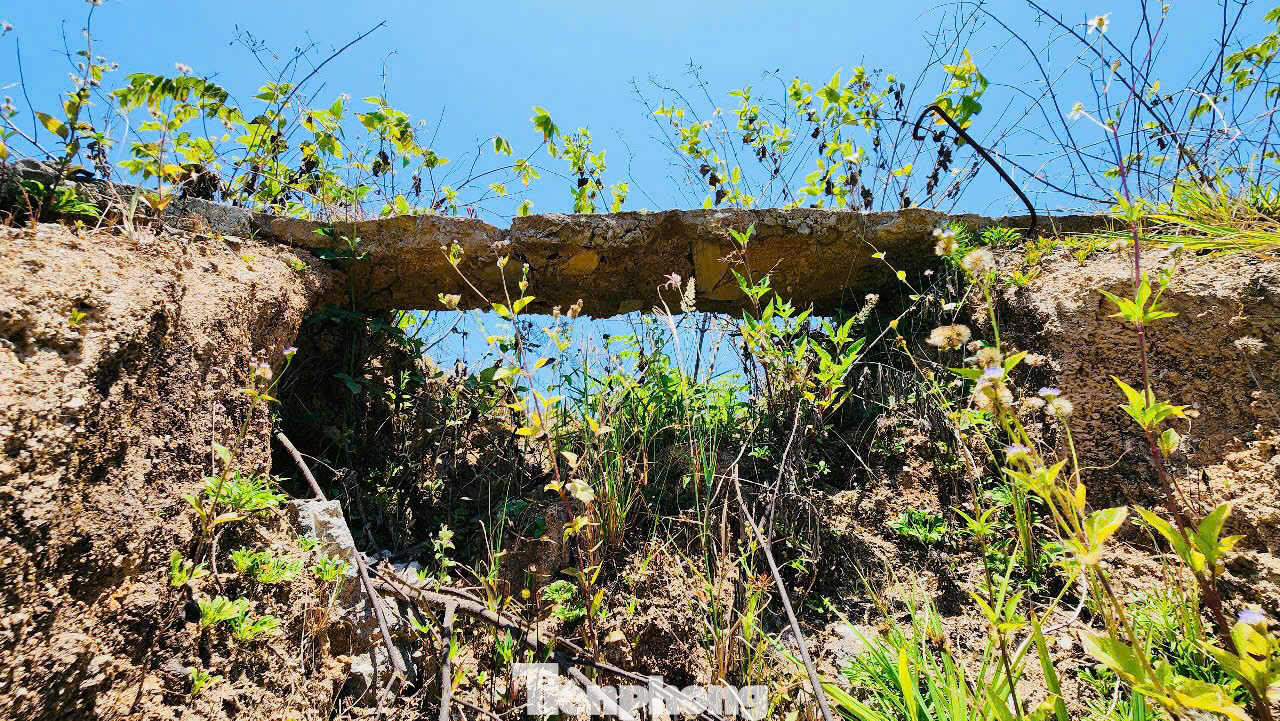 Nhiều đoạn trên tuyến bị xói lở nghiêm trọng. Ảnh: Nguyễn Ngọc