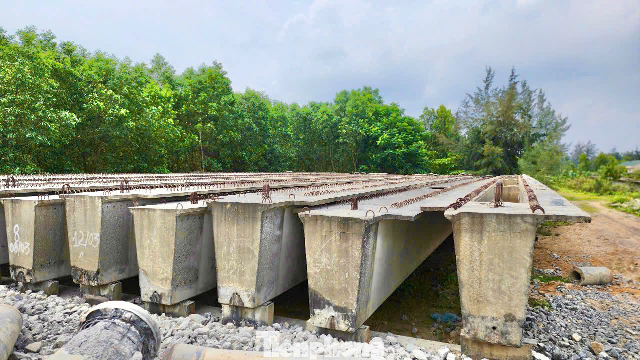 Nhiều thiết bị bê tông được nhà thầu đúc, tập kết để quá lâu một số đã xuống cấp, hoen gỉ. Ảnh: Nguyễn Ngọc