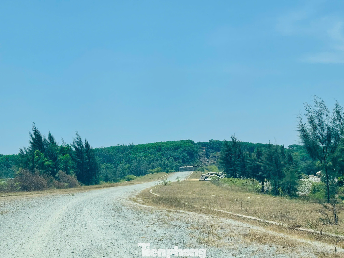 Dự án đường trục chính từ quốc lộ 24C dẫn vào Khu công nghiệp phía đông Dung Quất (đường số 6) được khởi công từ năm 2015, dự kiến hoàn thành trong năm 2020, với tổng vốn đầu tư 63 tỷ đồng. Ảnh: Nguyễn Ngọc