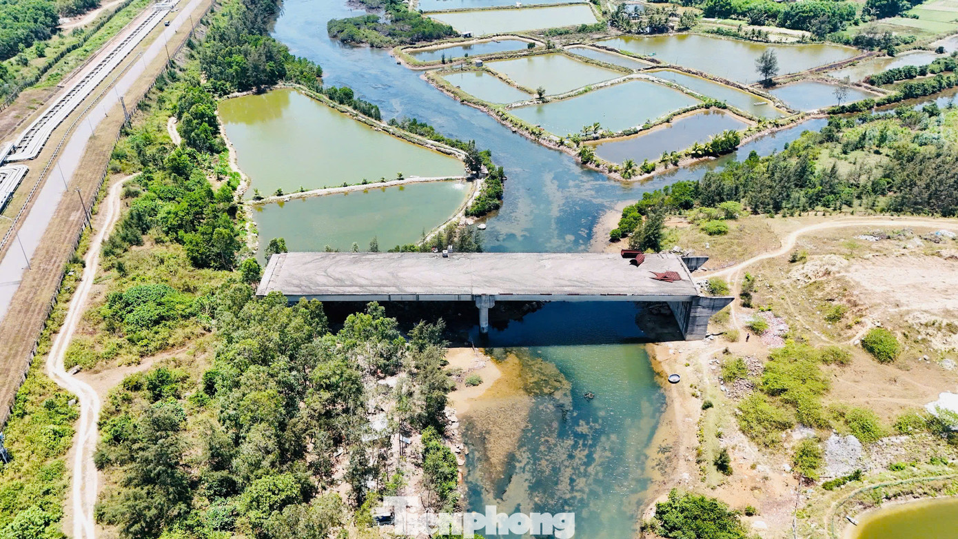 Theo ông Dụng, vướng mắc lớn nhất là hạng mục cầu vượt đường ống dẫn sản phẩm của Nhà máy Lọc dầu Dung Quất, các bên liên quan vẫn chưa thống nhất vì lo ngại ảnh hưởng an toàn, an ninh năng lượng. Ảnh: Nguyễn Ngọc