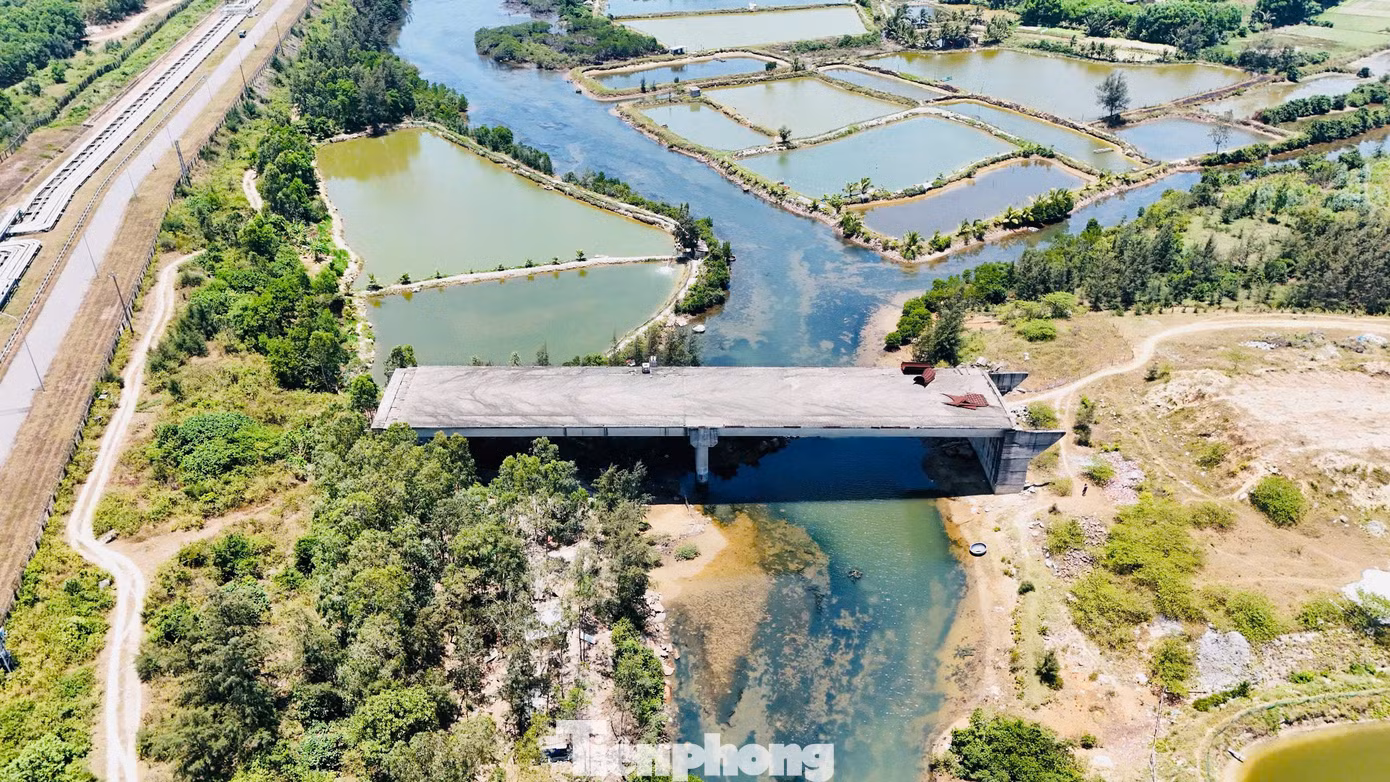 Theo ông Dụng, vướng mắc lớn nhất là hạng mục cầu vượt đường ống dẫn sản phẩm của Nhà máy Lọc dầu Dung Quất, các bên liên quan vẫn chưa thống nhất vì lo ngại ảnh hưởng an toàn, an ninh năng lượng. Ảnh: Nguyễn Ngọc