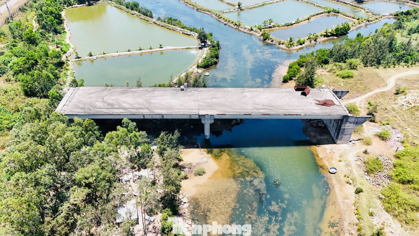 Hạng mục chính của dự án là cầu bắc qua sông Đầm và đường ống dẫn dầu Nhà máy lọc dầu Dung Quất mới chỉ thi công được mố cầu, lao dầm hai nhịp số 1 và số 2. Ảnh: Nguyễn Ngọc