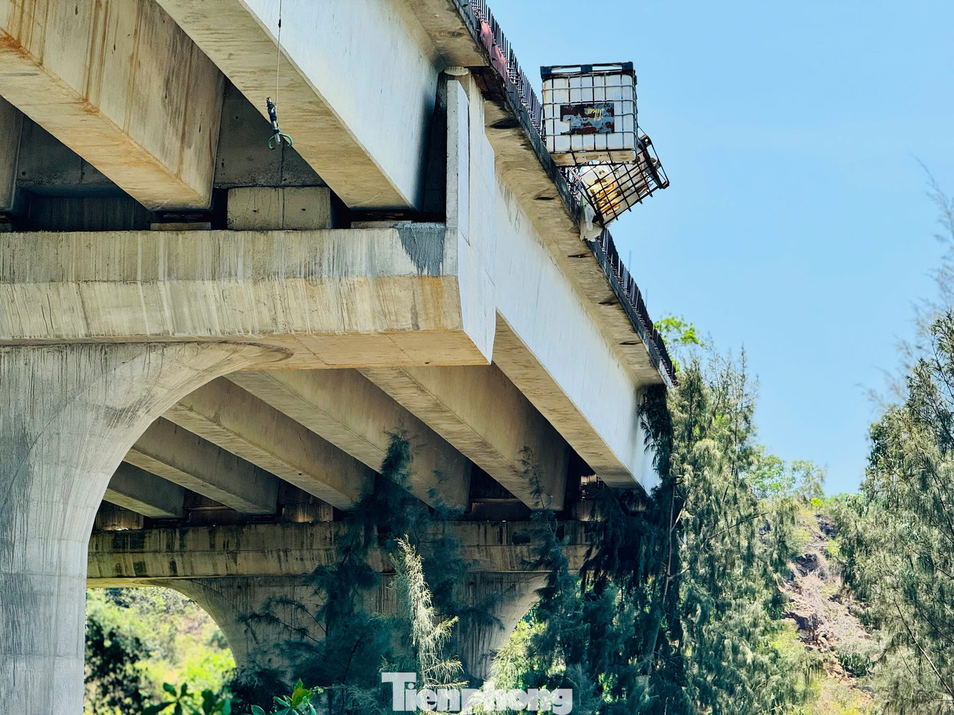 “Đối với tuyến chính dự án, đoạn đầu tuyến vướng 5 hộ dân chưa thống nhất về đơn giá bồi thường, tái định cư. Lý do đơn giá đất hiện nay khác so với phương án bồi thường được phê duyệt cách nay nhiều năm. Hiện chúng tôi đang nghiên cứu, báo cáo UBND tỉnh cho chủ trương, có kế hoạch cụ thể nhằm tái khởi động lại, đưa công trình vào khai thác”, ông Dụng nói. Ảnh: Nguyễn Ngọc