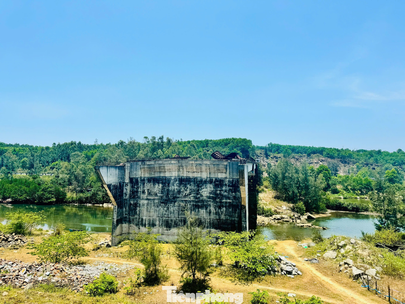 Theo ghi nhận của PV, phần nền đường hiện đạt khoảng 80%, một số đoạn đã cấp phối, bó vỉa. Thế nhưng ngay tại điểm đầu tuyến giao với quốc lộ 24C, vướng mặt bằng nên chưa thể thi công. Ảnh: Nguyễn Ngọc