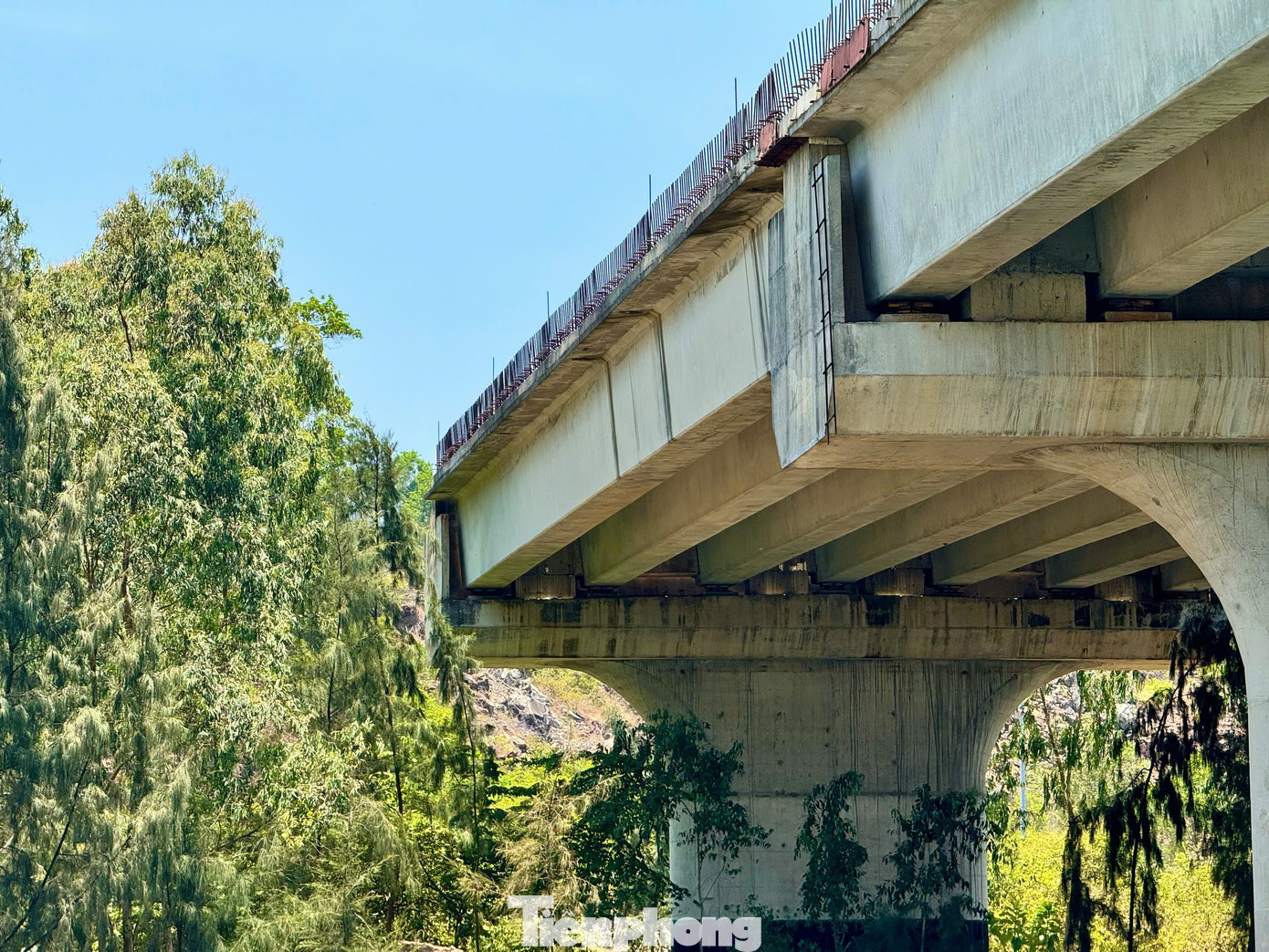 “Đối với tuyến chính dự án, đoạn đầu tuyến vướng 5 hộ dân chưa thống nhất về đơn giá bồi thường, tái định cư. Lý do đơn giá đất hiện nay khác so với phương án bồi thường được phê duyệt cách nay nhiều năm. Hiện chúng tôi đang nghiên cứu, báo cáo UBND tỉnh cho chủ trương, có kế hoạch cụ thể nhằm tái khởi động lại, đưa công trình vào khai thác”, ông Dụng nói. Ảnh: Nguyễn Ngọc