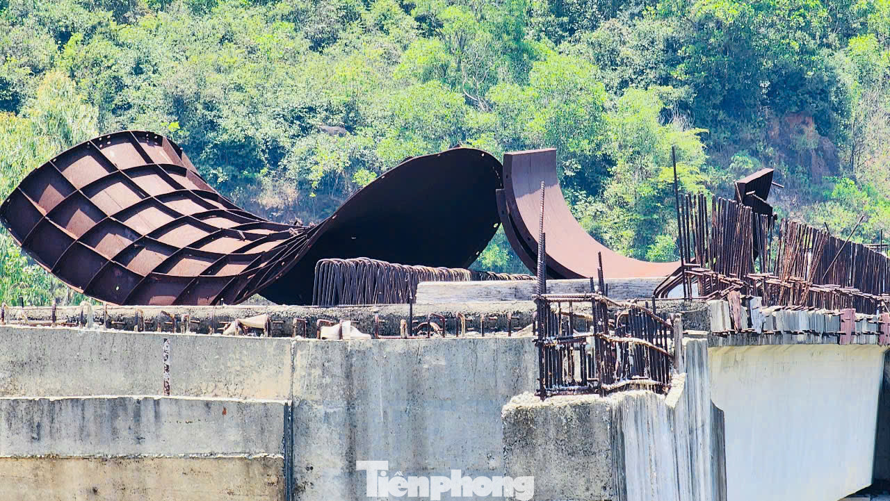 Nhiều thiết bị bê tông được nhà thầu đúc, tập kết để quá lâu một số đã xuống cấp, hoen gỉ. Ảnh: Nguyễn Ngọc