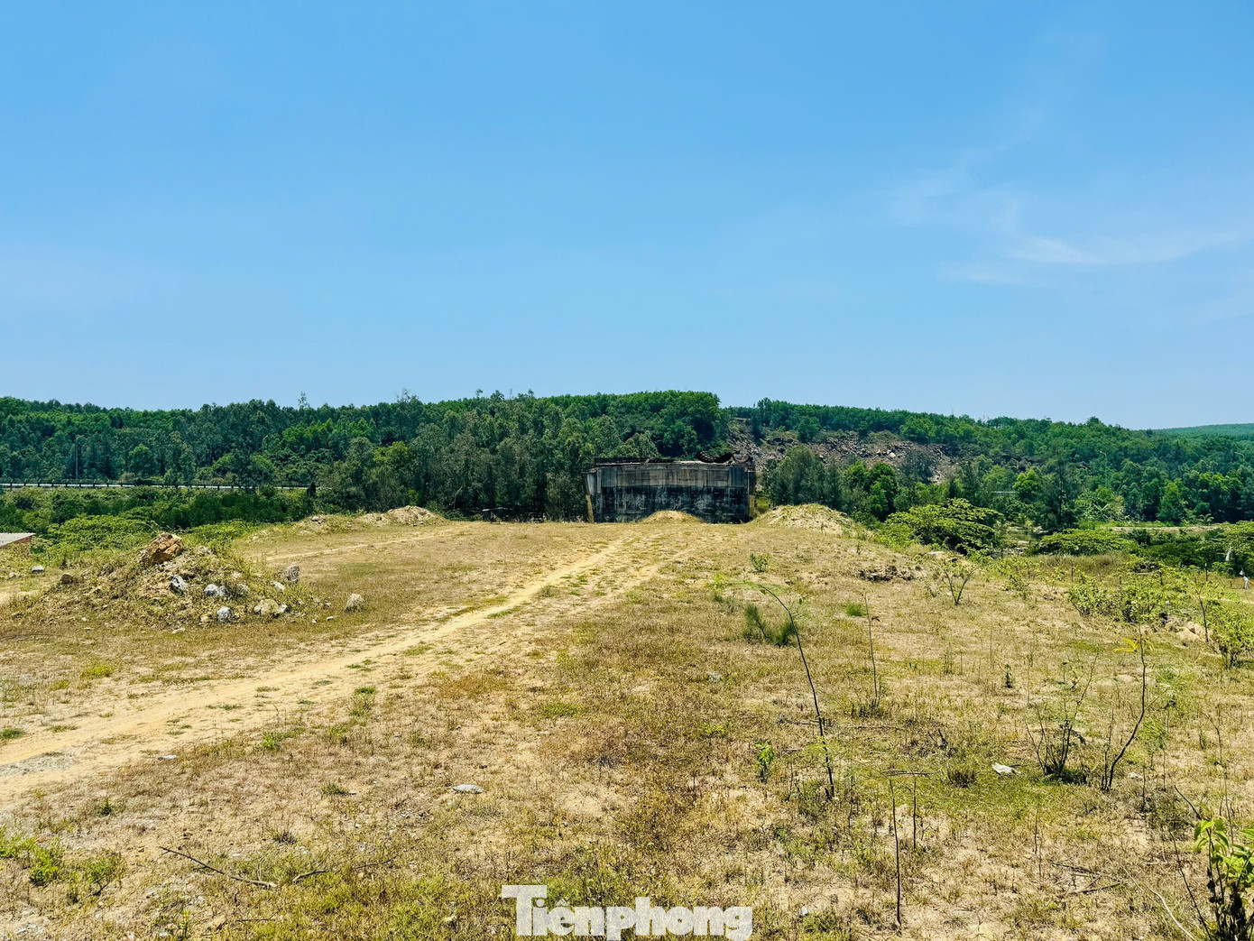 Dự án trước đây do Ban quản lý Khu kinh tế Dung Quất và các KCN Quảng Ngãi làm chủ đầu tư, nay chuyển giao cho Ban quản lý dự án đầu tư xây dựng các công trình giao thông Quảng Ngãi tiếp nhận, tiếp tục triển khai. Ảnh: Nguyễn Ngọc