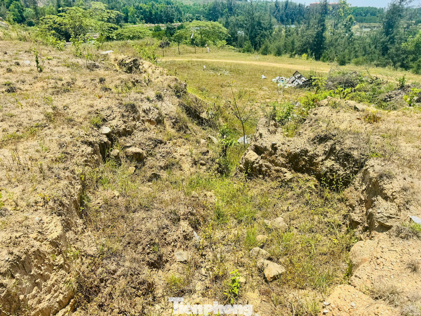 Nhiều đoạn trên tuyến bị xói lở nghiêm trọng. Ảnh: Nguyễn Ngọc