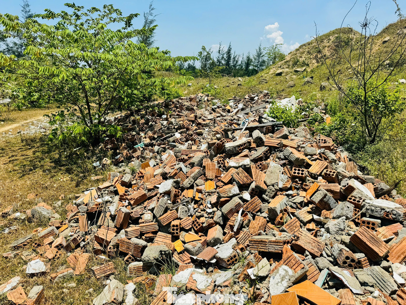 Thậm chí, công trường dự án trở thành nơi đổ xà bần của người dân. Ảnh: Nguyễn Ngọc