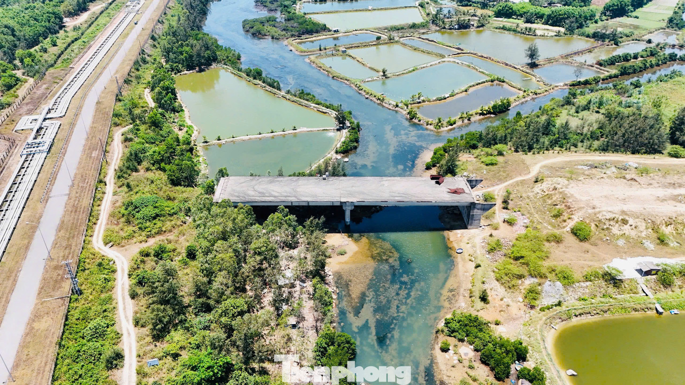 Nhịp cầu vượt đường ống dẫn dầu và mố M1 cùng trụ T3 vẫn chưa thể thi công vì chưa thống nhất được phương án đảm bảo an toàn cho tuyến ống dẫn dầu. Ảnh: Nguyễn Ngọc