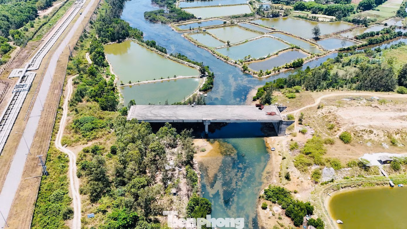 Nhịp cầu vượt đường ống dẫn dầu và mố M1 cùng trụ T3 vẫn chưa thể thi công vì chưa thống nhất được phương án đảm bảo an toàn cho tuyến ống dẫn dầu. Ảnh: Nguyễn Ngọc