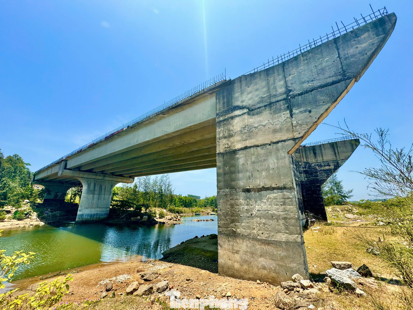 Ông Ngô Văn Dụng - Giám đốc Ban Quản lý Dự án đầu tư xây dựng các công trình giao thông tỉnh Quảng Ngãi cho biết, đơn vị vừa tiếp nhận lại công trình từ chủ đầu tư cũ nên đang rà soát lại toàn bộ hiện trạng. Ảnh: Nguyễn Ngọc