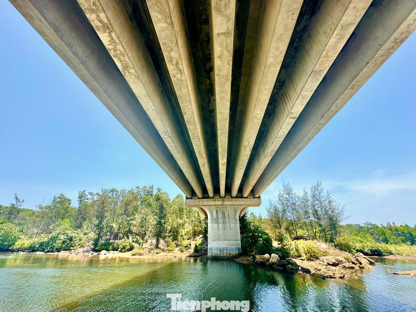 Hạng mục chính của dự án là cầu bắc qua sông Đầm và đường ống dẫn dầu Nhà máy lọc dầu Dung Quất mới chỉ thi công được mố cầu, lao dầm hai nhịp số 1 và số 2. Ảnh: Nguyễn Ngọc