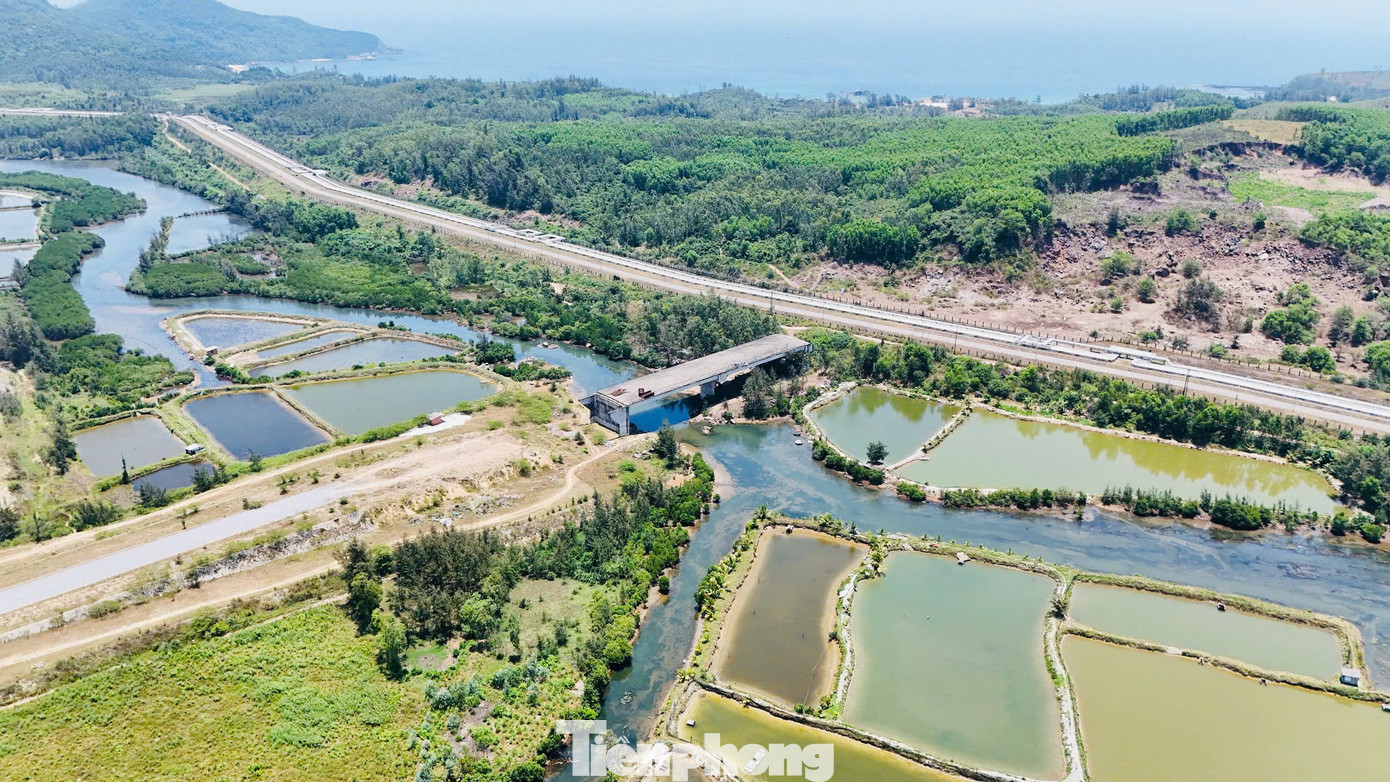Tuyến đường được kỳ vọng góp phần thúc đẩy hạ tầng kết nối vùng công nghiệp trọng điểm của Quảng Ngãi. Thế nhưng sau 10 năm đến nay mới hoàn thành khoảng 70% khối lượng. Ảnh: Nguyễn Ngọc