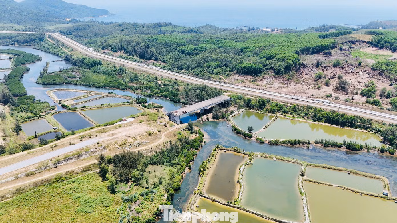 Tuyến đường được kỳ vọng góp phần thúc đẩy hạ tầng kết nối vùng công nghiệp trọng điểm của Quảng Ngãi. Thế nhưng sau 10 năm đến nay mới hoàn thành khoảng 70% khối lượng. Ảnh: Nguyễn Ngọc