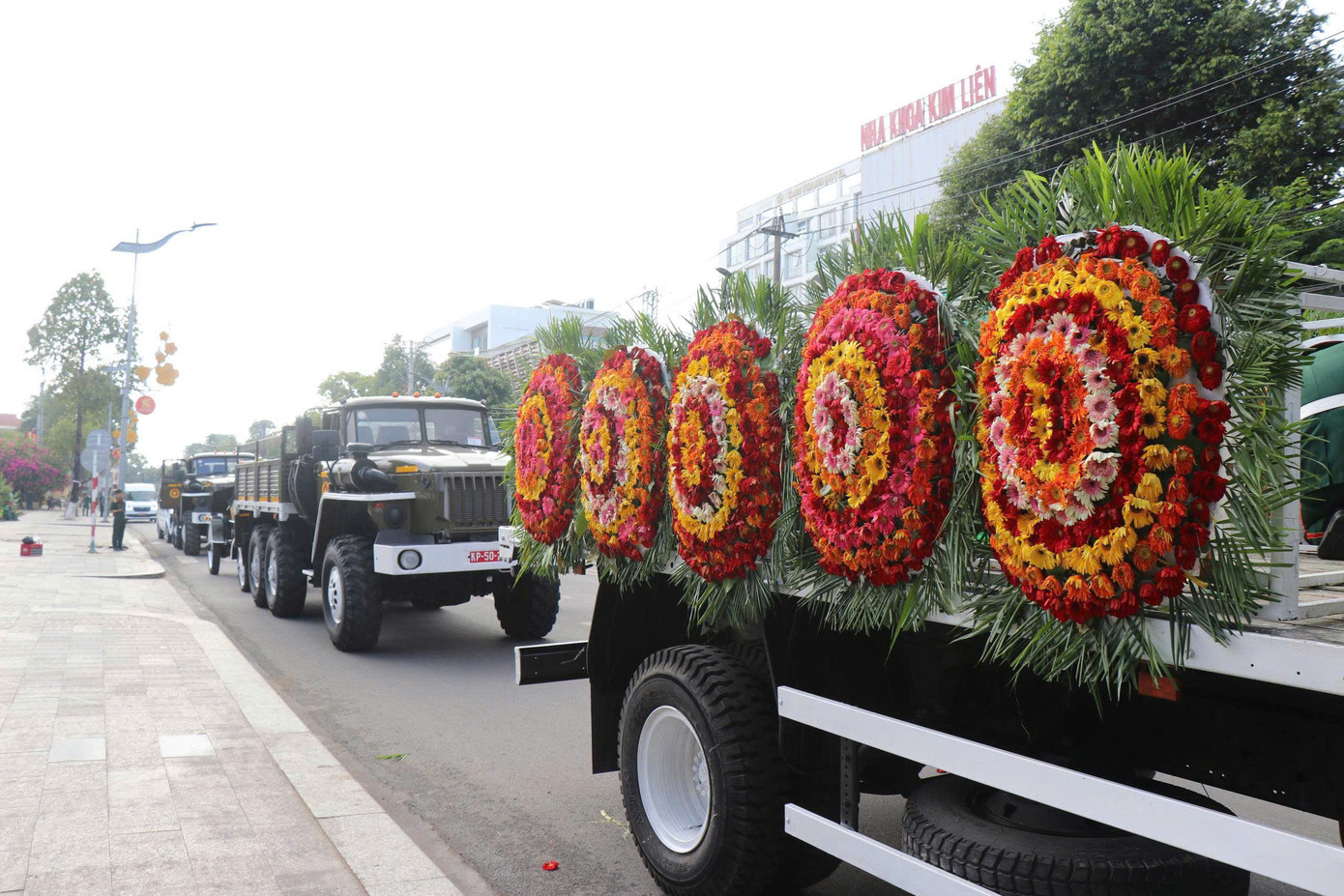 Đội nghi lễ sẵn sàng đón linh cữu nguyên chủ tịch nước Trần Đức Lương về với đất mẹ.