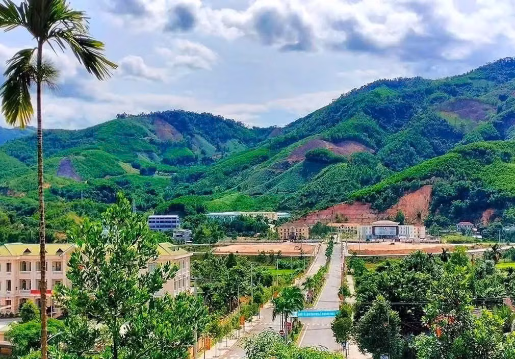 Hạ tầng miền núi được đầu tư đồng bộ, khang trang.
