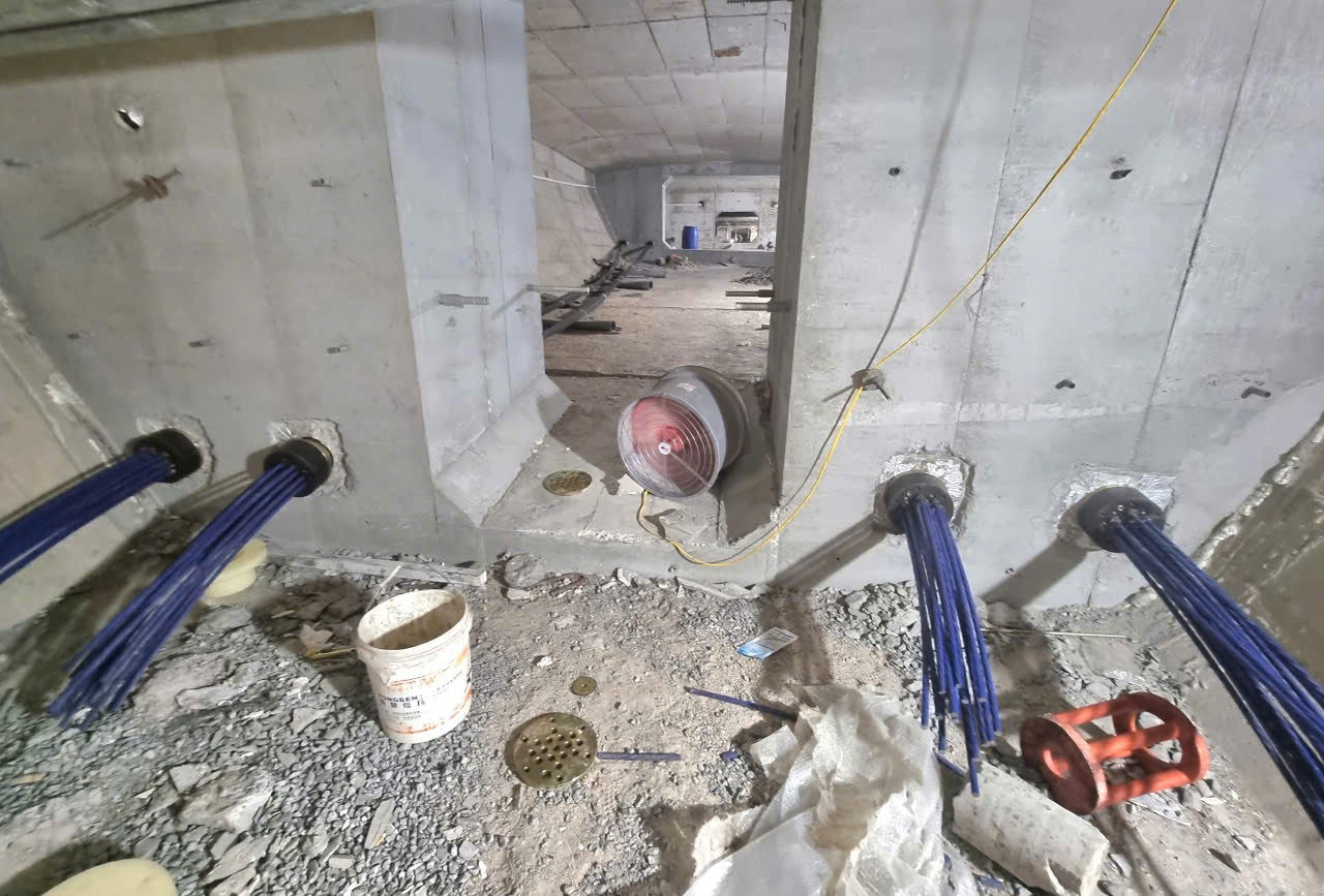 Công nhân thi công bên trong dầm hộp với không gian khá chật hẹp.