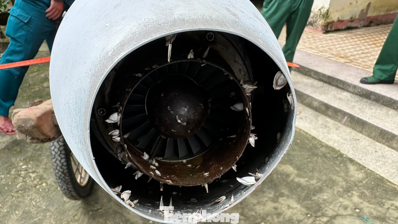 Phần đuôi thiết bị lạ có gắn cánh quạt...