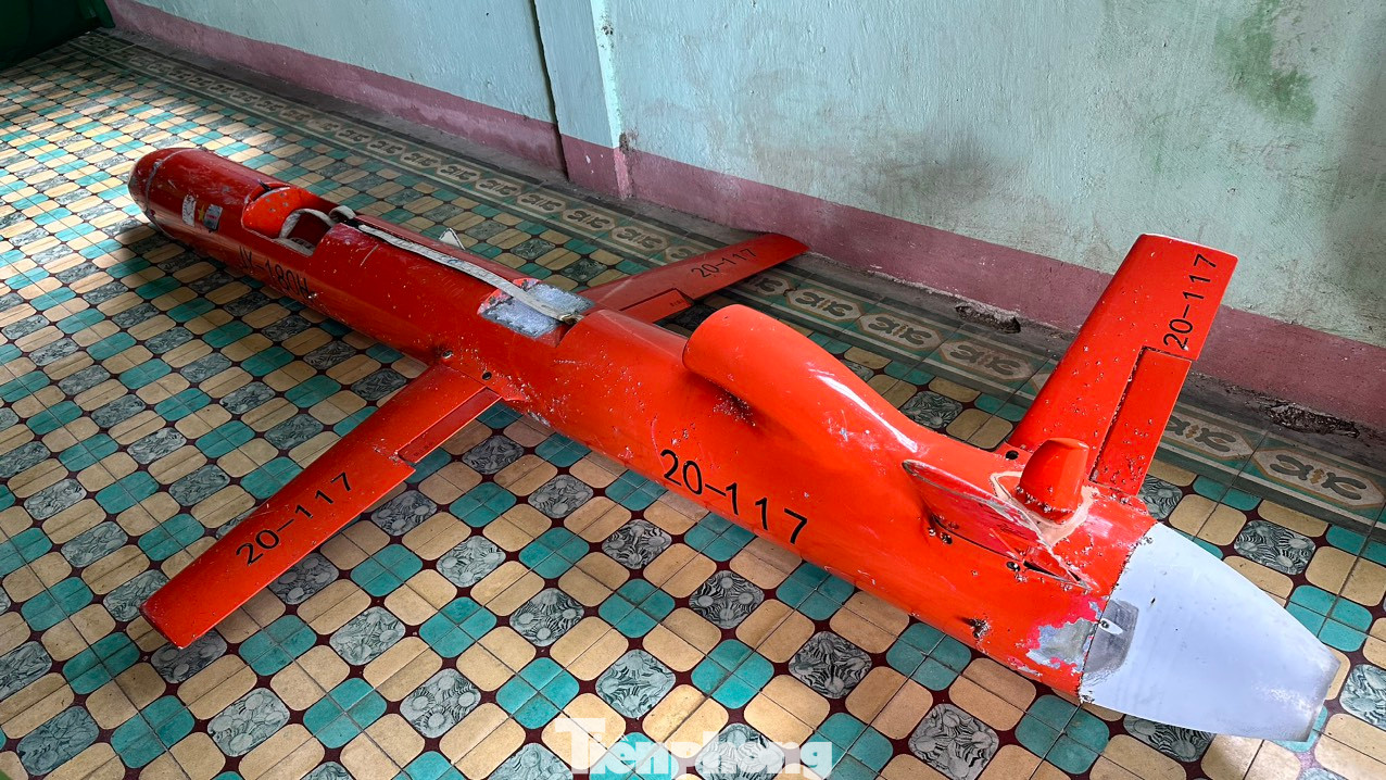 Vật thể lạ có hình dạng như thiết bị bay không người lái.