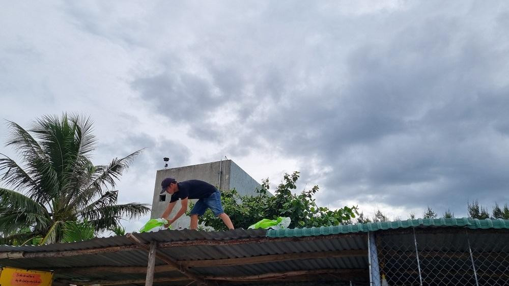 Còn tại xã Bình Hải (huyện Bình Sơn) là một xã ven biển, thường xảy ra thiệt hại nặng nề khi có bão lũ xảy ra, nhất là ở các thôn Phước Thiện, Phước Thiện 1, Phước Thiện 2, Thanh Thủy. Do đó, khi nghe thông tin về siêu bão Noru, người dân ở đây chủ động triển khai các biện pháp ứng phó.