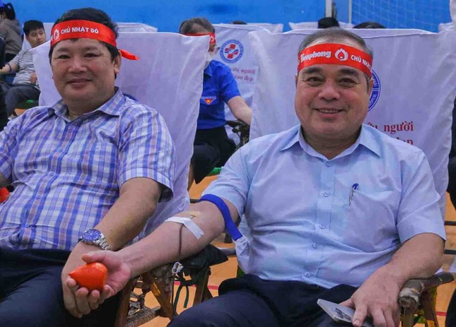 Phó Chủ tịch Thường trực UBND tỉnh Quảng Ngãi Trần Hoàng Tuấn (bên phải) tham gia hiến máu tại ngày hội hiến máu Chủ Nhật Đỏ do báo Tiền Phong tổ chức. Phó Chủ tịch Thường trực UBND tỉnh Quảng Ngãi Trần Hoàng Tuấn (bên phải) tham gia hiến máu tại ngày hội hiến máu Chủ Nhật Đỏ do báo Tiền Phong tổ chức.