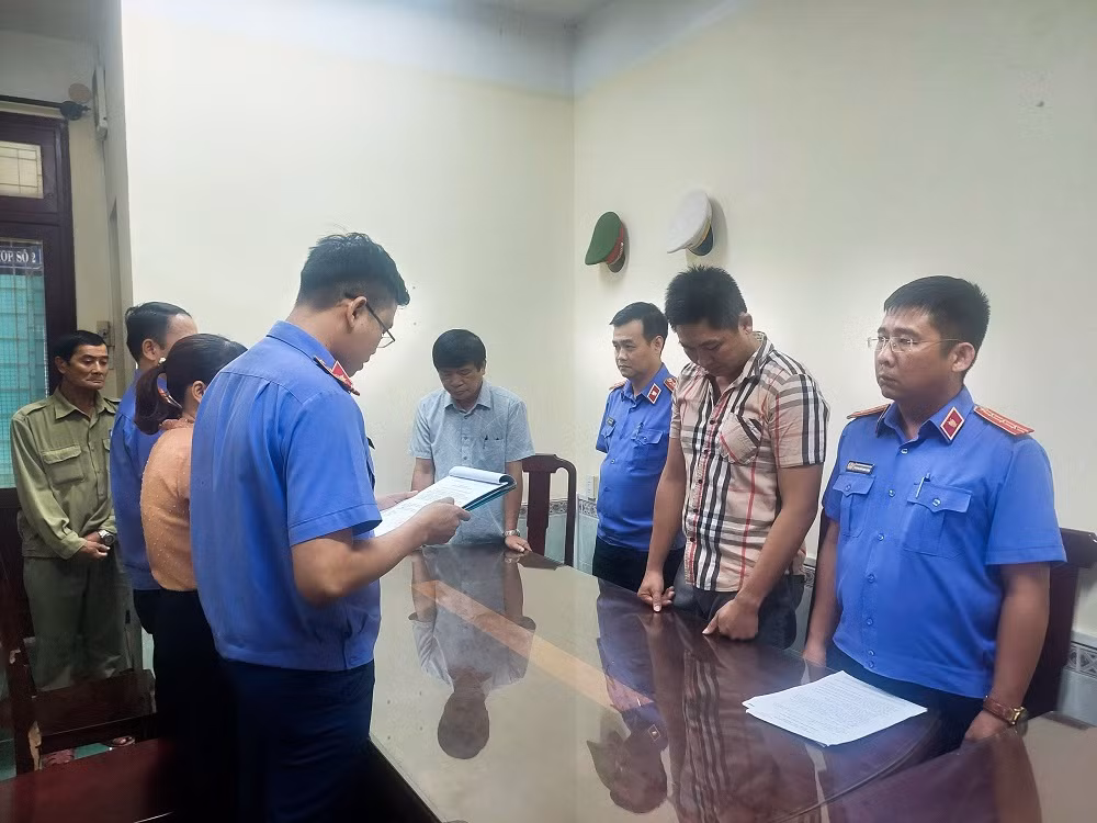 Cơ quan điều tra của Viện KSND Tối cao tống đạt quyết định khởi tố bị can, bắt tạm giam Hà Trần Vũ. Ảnh: VKSND Cơ quan điều tra của Viện KSND Tối cao tống đạt quyết định khởi tố bị can, bắt tạm giam Hà Trần Vũ. Ảnh: VKSND