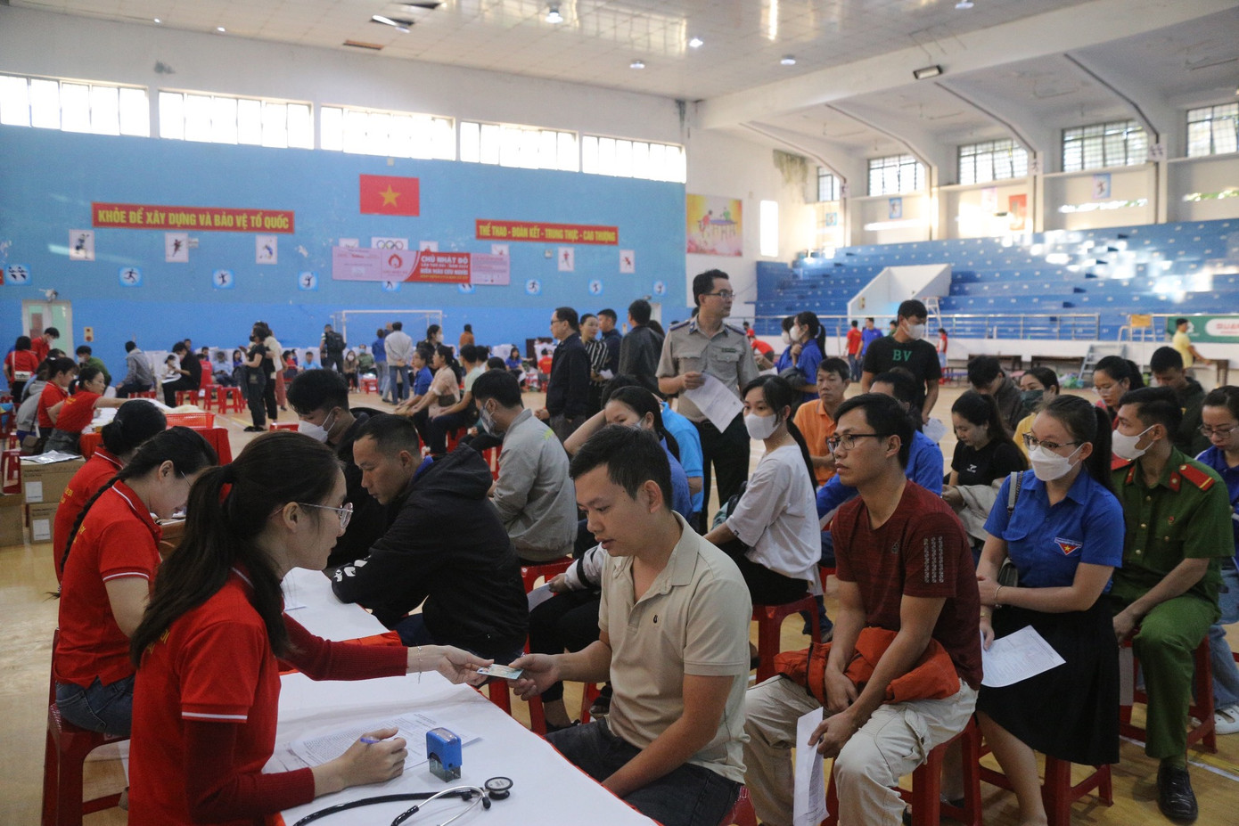 Ngay từ sáng sớm, rất nhiều bạn nữ đoàn viên thanh niên đã đến để đăng ký tham gia hiến máu tại ngày hội Chủ Nhật Đỏ.