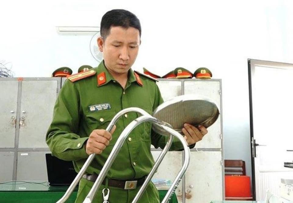 Ghế inox mà vợ ông Nhạt dùng để đánh shipper. Ảnh: CACC