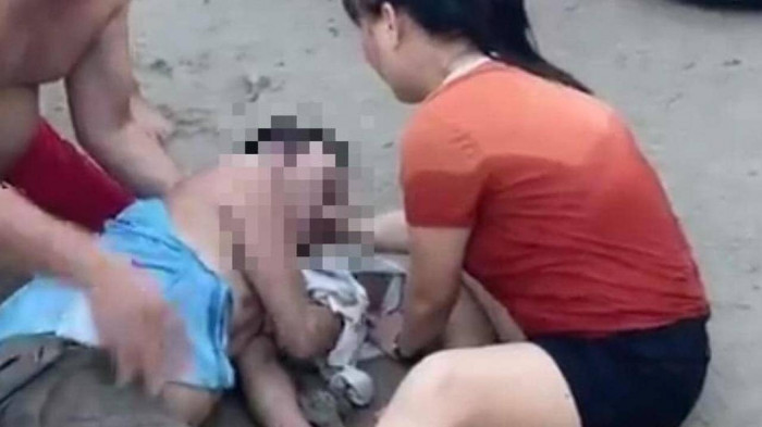 Người dân tiến hành sơ cứu cho nạn nhân.