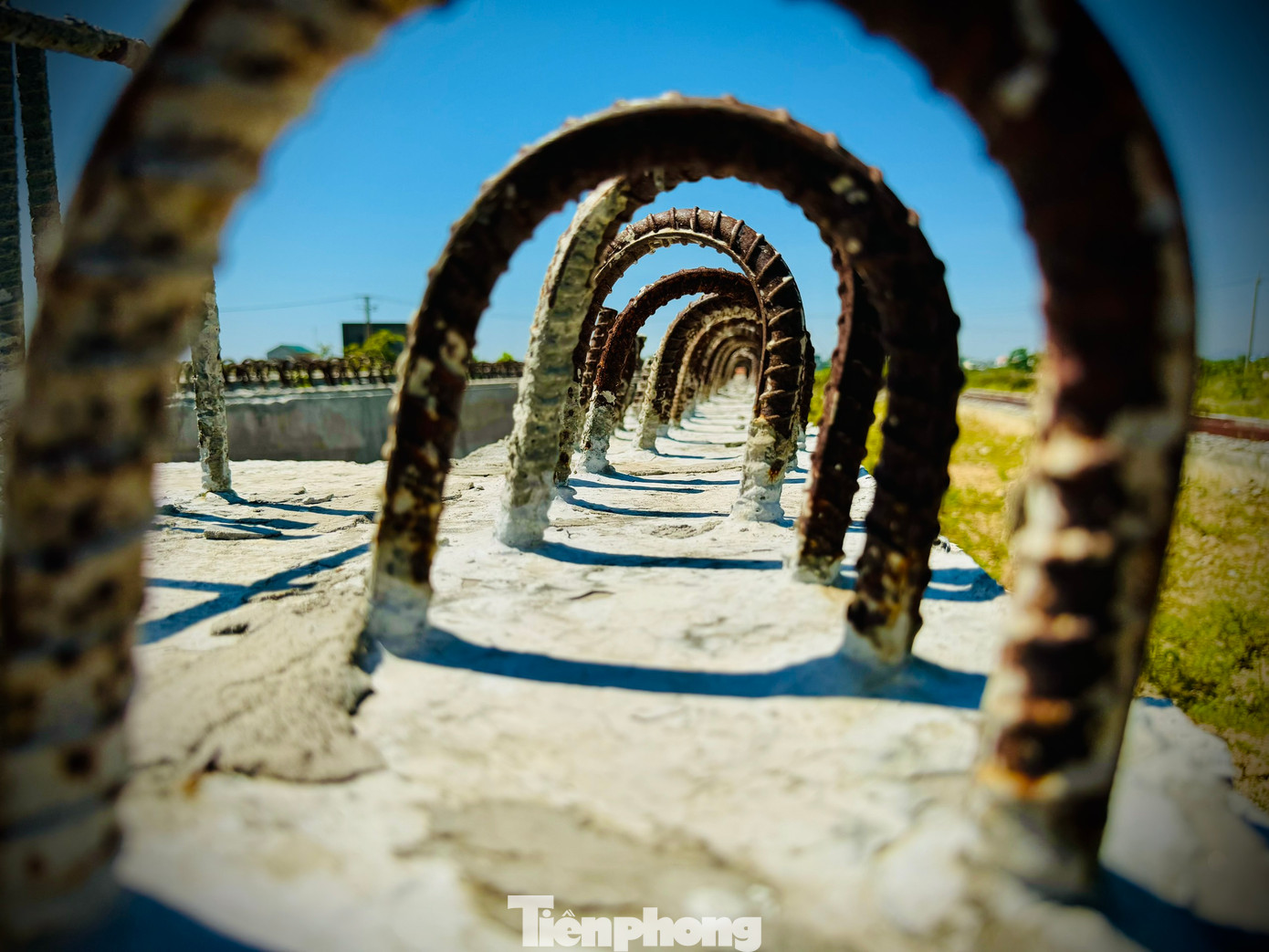 “Bên cạnh đó, xây dựng tờ trình, bổ sung danh mục kế hoạch sử dụng đất trình Hội đồng nhân dân tỉnh thông qua ngay kỳ họp tới để đầu tư xây khu tái định cư phục vụ di dời dân. Trước mắt, cần nối tuyến giao thông về phía Nam đập dâng để người dân ốc đảo thôn An Phú đi lại thuận lợi trong mùa mưa lũ sắp đến”, bà Vân chỉ đạo. Ảnh: Nguyễn Ngọc