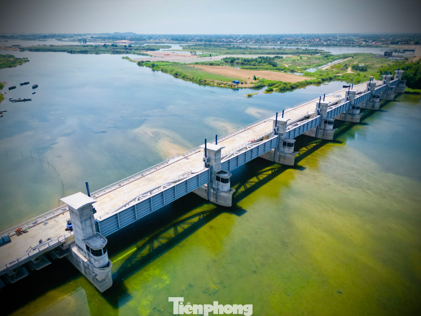 Tuy nhiên, dư luận hoài nghi, dự án đập dâng hoàn thành cũng khó phát huy công năng, vì hiện tại tỉnh Quảng Ngãi vẫn đang tìm giải pháp thu gom, xử lý nước thải cho khu vực TP Quảng Ngãi. Ảnh: H.Nam