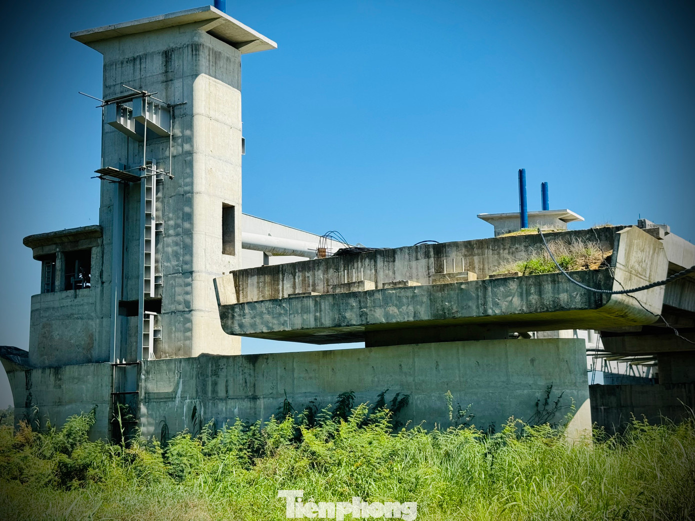 Hiện dự án đã tổ chức thi công cơ bản hoàn thành các hạng mục công trình đối với phạm vi đã bàn giao mặt bằng. Đến nay, lũy kế vốn bố trí cho dự án hơn 1.400 tỷ đồng, giá trị khối lượng xây lắp đạt 88%. Hiện còn vướng giải phóng mặt bằng khoảng 2% tổng diện tích quy hoạch dự án, thuộc địa bàn thôn Ân Phú (xã Tịnh An, TP. Quảng Ngãi). Ảnh: Nguyễn Ngọc