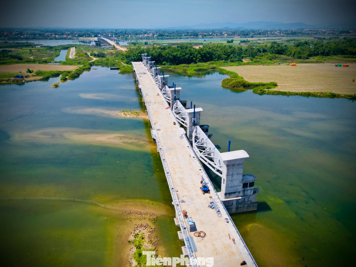 Đây là công trình thủy lợi kết hợp giao thông, mục tiêu chính của dự án là dâng nước tạo cảnh quan, góp phần cải thiện môi trường cho TP. Quảng Ngãi. Ngoài ra, hạn chế xâm nhập mặn trong lòng sông về phía thượng lưu đập trong điều kiện biến đổi khí hậu và khai thác quỹ đất phát triển đô thị dọc sông Trà Khúc… Ảnh: H.Nam