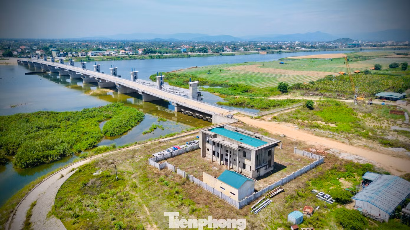 Tháng 8/2020, cơ quan chức năng phát hiện công trình có nhiều sai phạm trong quá trình triển khai thực hiện. Trong lúc đó, tỉnh Quảng Ngãi lại gặp khó khăn về ngân sách, cùng với dịch COVID-19 nên phải tạm dừng thi công dự án. Ảnh: H.Nam