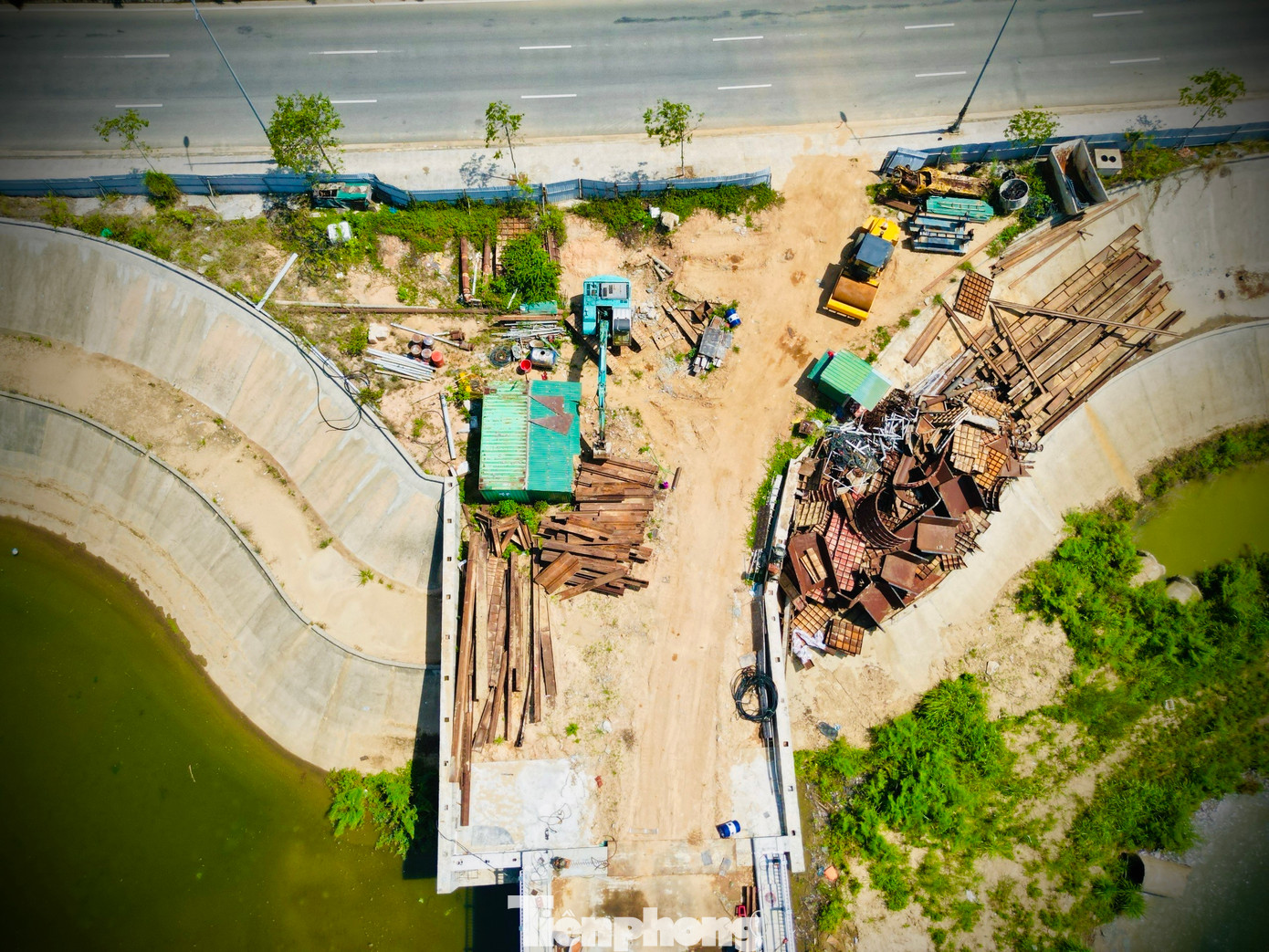 Theo ghi nhận của PV, từ tháng 3-7 là khoảng thời gian sông Trà Khúc cạn dòng, trời nắng ráo, điều kiện thuận lợi nhất để thi công dự án. Tuy nhiên theo quan sát, trên đại công trình nghìn tỷ này dường như không có bóng công nhân làm việc. Ảnh: H.Nam