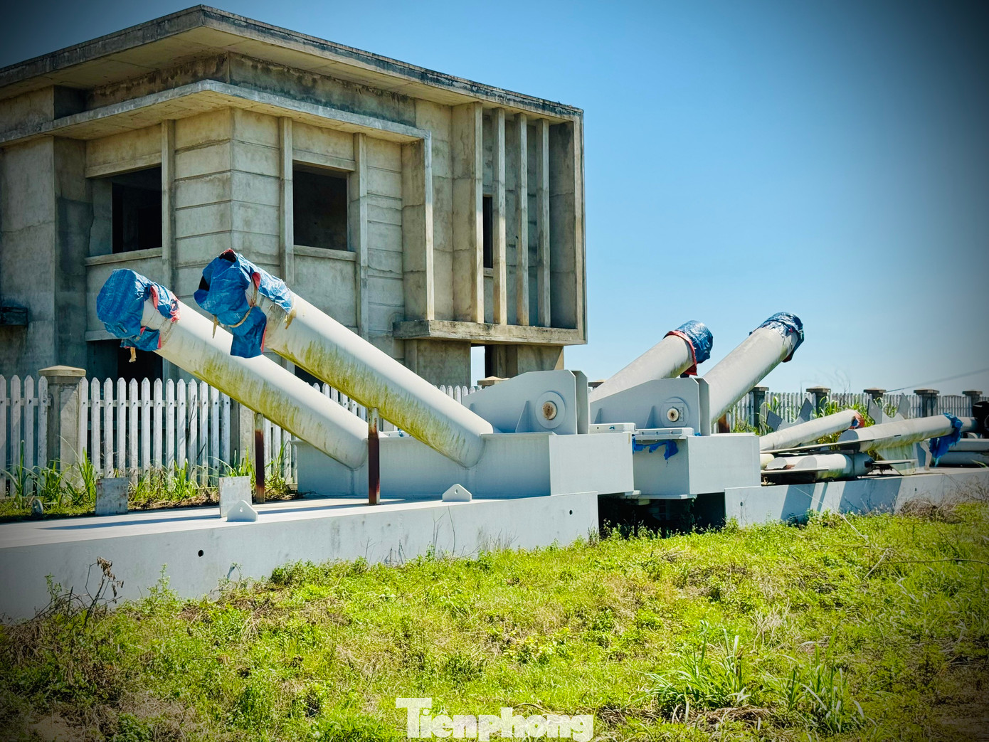 Tuy nhiên, mới đây, ông Ngô Văn Dụng - Giám đốc BQL Dự án đầu tư xây dựng các công trình giao thông tỉnh Quảng Ngãi tiếp tục có văn bản gửi UBND tỉnh Quảng Ngãi xin lùi thời gian hoàn thành dự án đập dâng hạ lưu sông Trà Khúc đến năm 2025. Ảnh: Nguyễn Ngọc