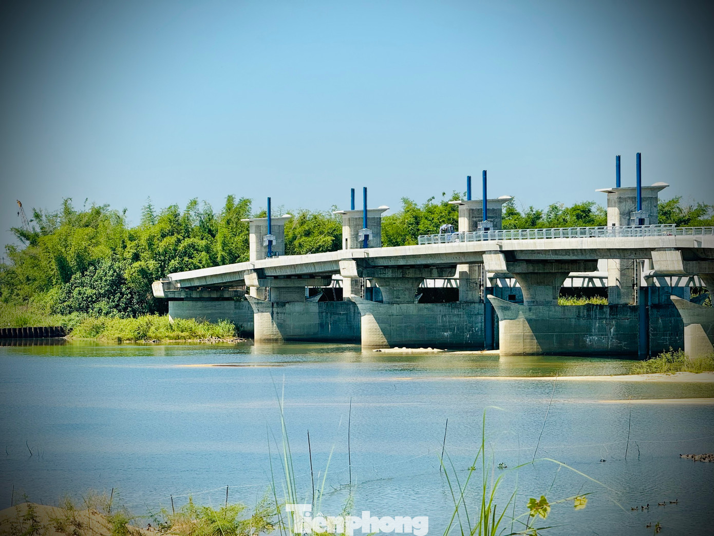 Hiện dự án đã tổ chức thi công cơ bản hoàn thành các hạng mục công trình đối với phạm vi đã bàn giao mặt bằng. Đến nay, lũy kế vốn bố trí cho dự án hơn 1.400 tỷ đồng, giá trị khối lượng xây lắp đạt 88%. Hiện còn vướng giải phóng mặt bằng khoảng 2% tổng diện tích quy hoạch dự án, thuộc địa bàn thôn Ân Phú (xã Tịnh An, TP. Quảng Ngãi). Ảnh: Nguyễn Ngọc