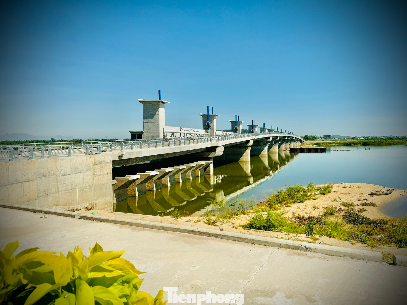 Trong đó, nổi cộm nhất là việc tỉnh Quảng Ngãi chi 200 tỷ đồng từ nguồn cải cách tiền lương cho dự án là trái với quy định Chính phủ, vì Trung ương bố trí số tiền này chỉ ưu tiên cho những dự án cấp bách, trong khi đập dâng sông Trà Khúc là dự án đầu tư trung hạn. Ảnh: Nguyễn Ngọc