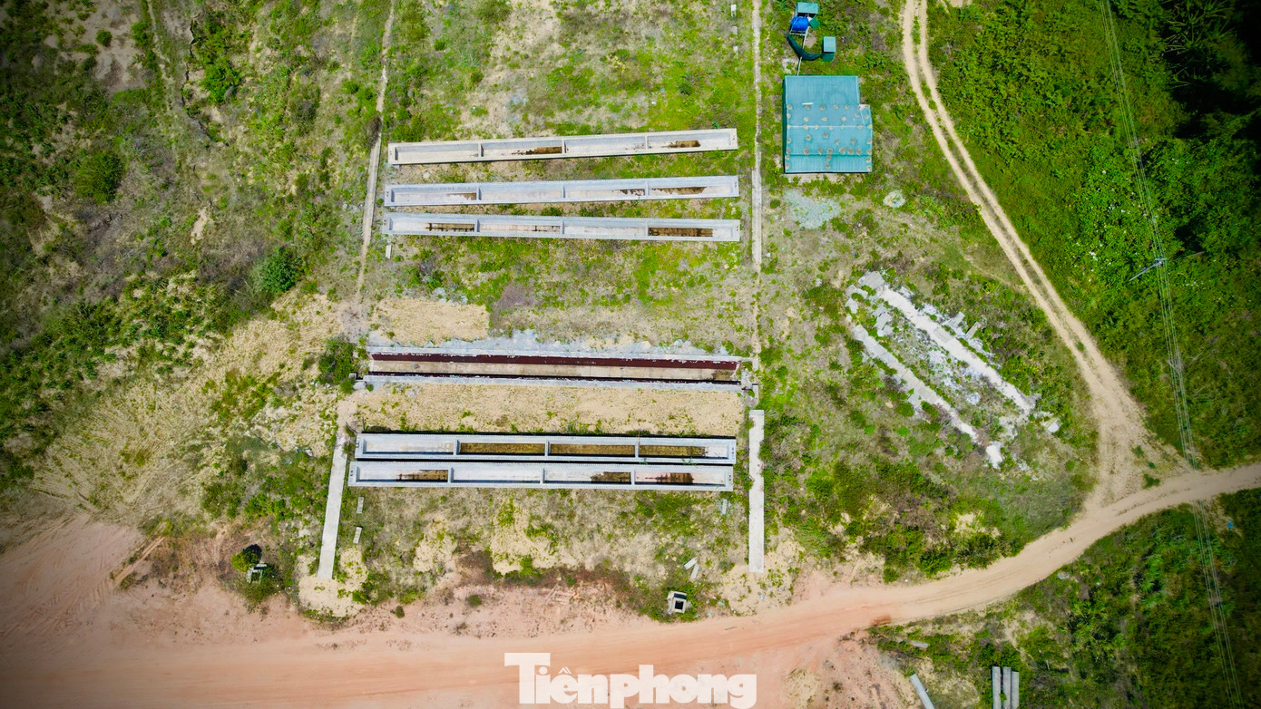 Theo ghi nhận của PV, từ tháng 3-7 là khoảng thời gian sông Trà Khúc cạn dòng, trời nắng ráo, điều kiện thuận lợi nhất để thi công dự án. Tuy nhiên theo quan sát, trên đại công trình nghìn tỷ này dường như không có bóng công nhân làm việc. Ảnh: H.Nam