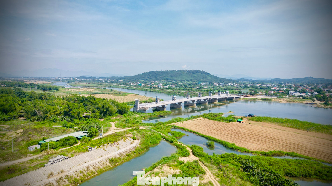 Nếu đập dâng đi vào vận hành sẽ khiến nước sông Trà Khúc chảy ngược vào thành phố, cả thành phố sẽ sống chung với nước thải, ô nhiễm. Chưa kể nguy cơ hàng nghìn hécta đất nông nghiệp dọc hai bên bờ sông Trà Khúc sẽ ngập theo, khiến người dân mất đất sản xuất. Ảnh: H.Nam