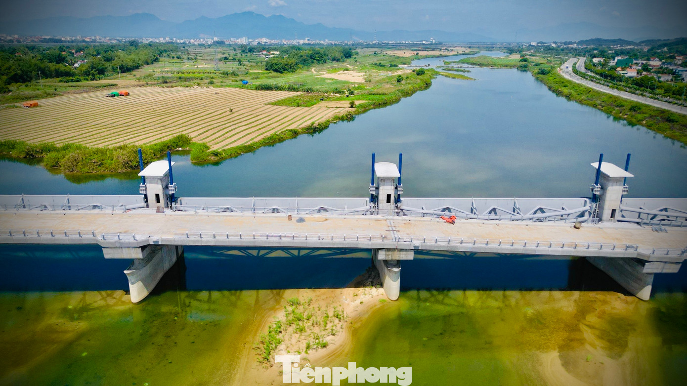 Dự án gồm cống ngăn sông 19 khoang, với tổng bề rộng gần 720m; bốn khoang tràn Piano; đường cá đi rộng 5m; cầu và đường giao thông có tổng chiều dài hơn 974m, chiều rộng mặt cầu 12m... Cầu trên đập giúp kết nối 2 bờ sông Trà Khúc, tạo thuận lợi cho người dân qua lại giữa tuyến đường Hoàng Sa ở bờ Bắc và Trường Sa ở bờ Nam. Ảnh: H.Nam