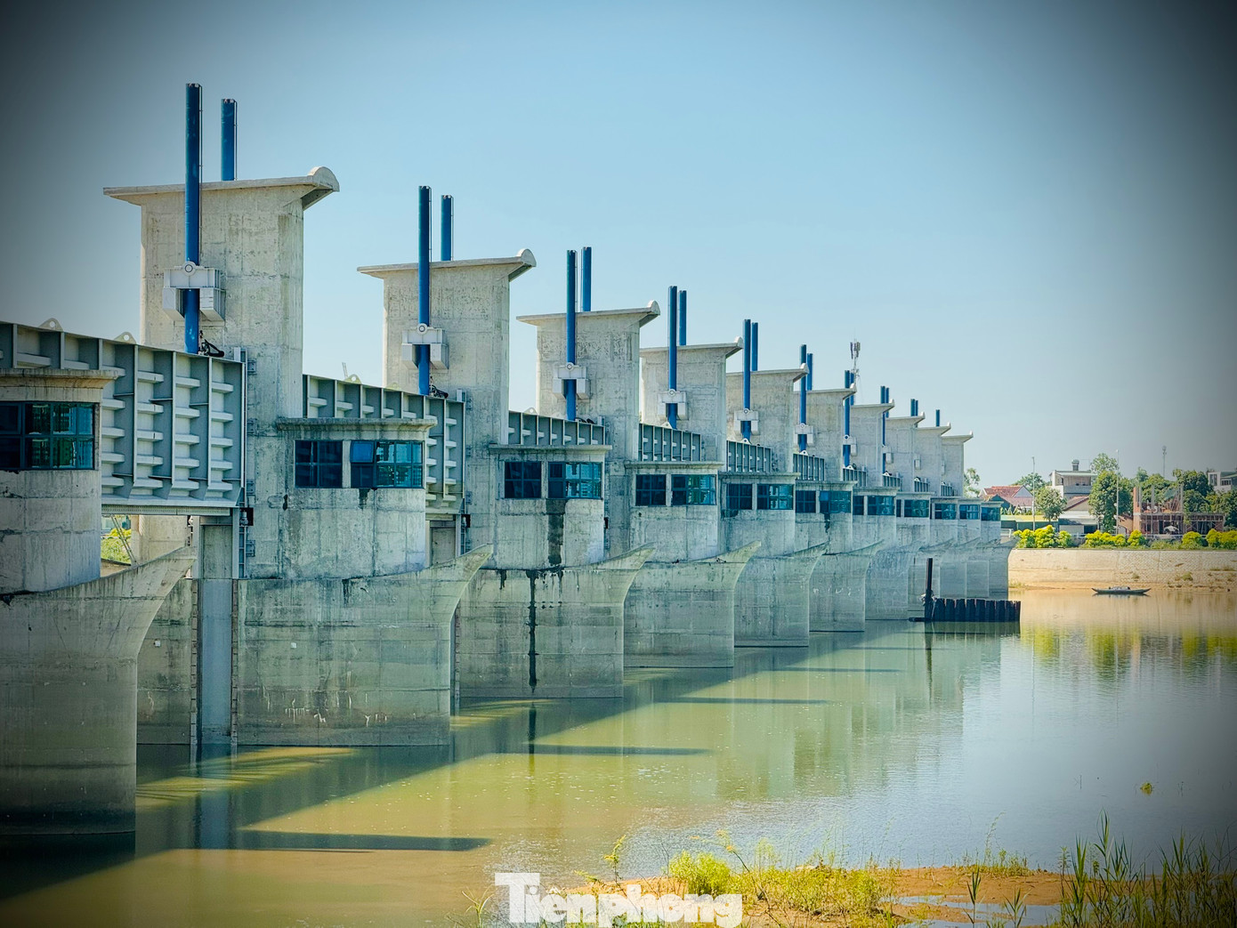 Do có nhiều vướng mắc nên dự án chậm tiến độ và phải gia hạn 2 lần, từ năm 2022 sang năm 2024 và theo chỉ đạo của UBND tỉnh, phải hoàn thành toàn bộ công trình trong năm 2024. Ảnh: Nguyễn Ngọc