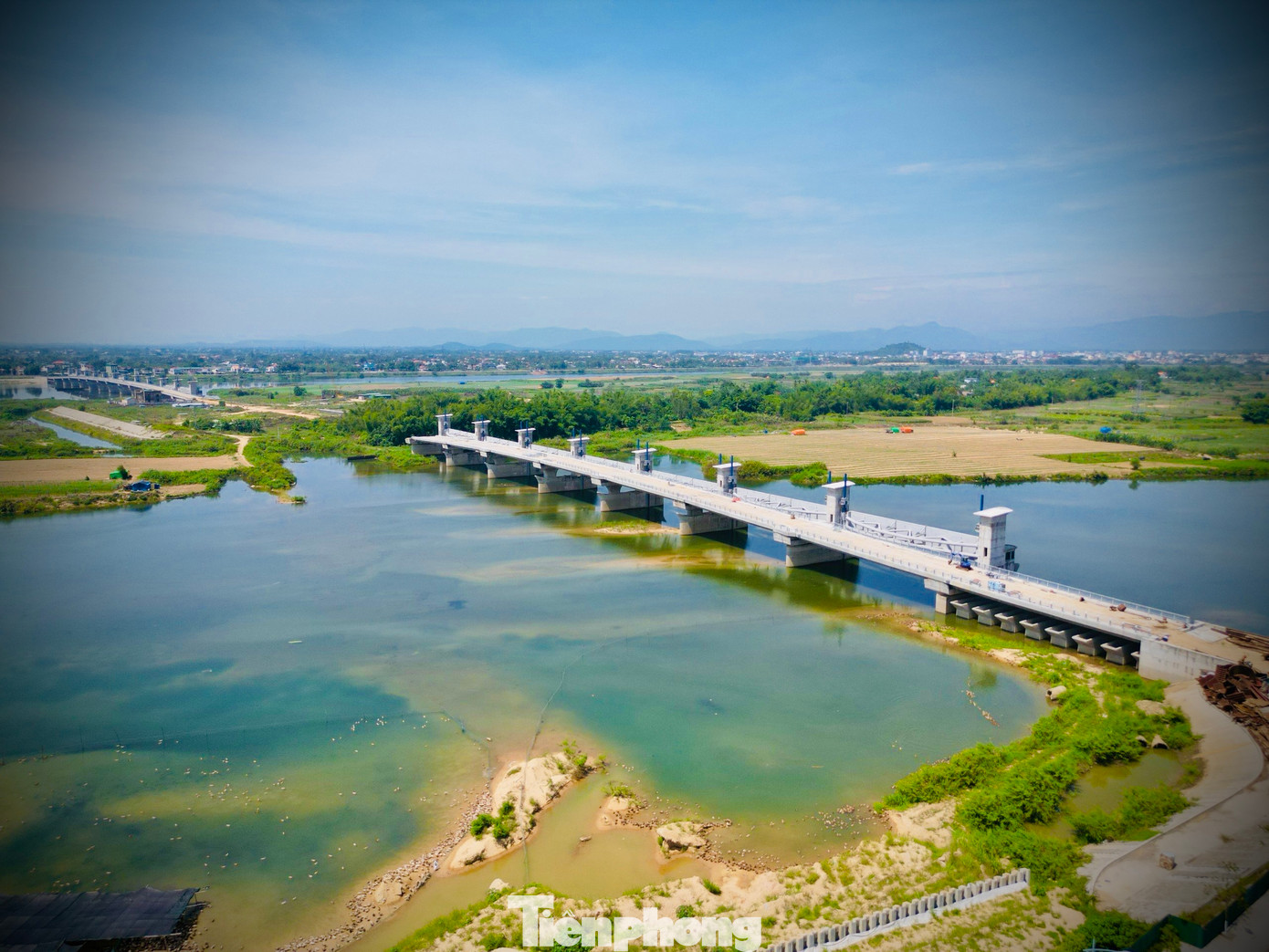 Dự án Đập dâng hạ lưu sông Trà Khúc nối 2 xã Tịnh An và Nghĩa Dũng (TP. Quảng Ngãi), được khởi công tháng 7/2019, dự kiến hoàn thành năm 2021. Dự án do Ban Quản lý (BQL) Dự án đầu tư xây dựng các công trình giao thông tỉnh Quảng Ngãi làm chủ đầu tư, với tổng số vốn gần 1.500 tỷ đồng. Nguồn vốn từ nguồn cải cách tiền lương và ngân sách tỉnh Quảng Ngãi. Ảnh: H.Nam