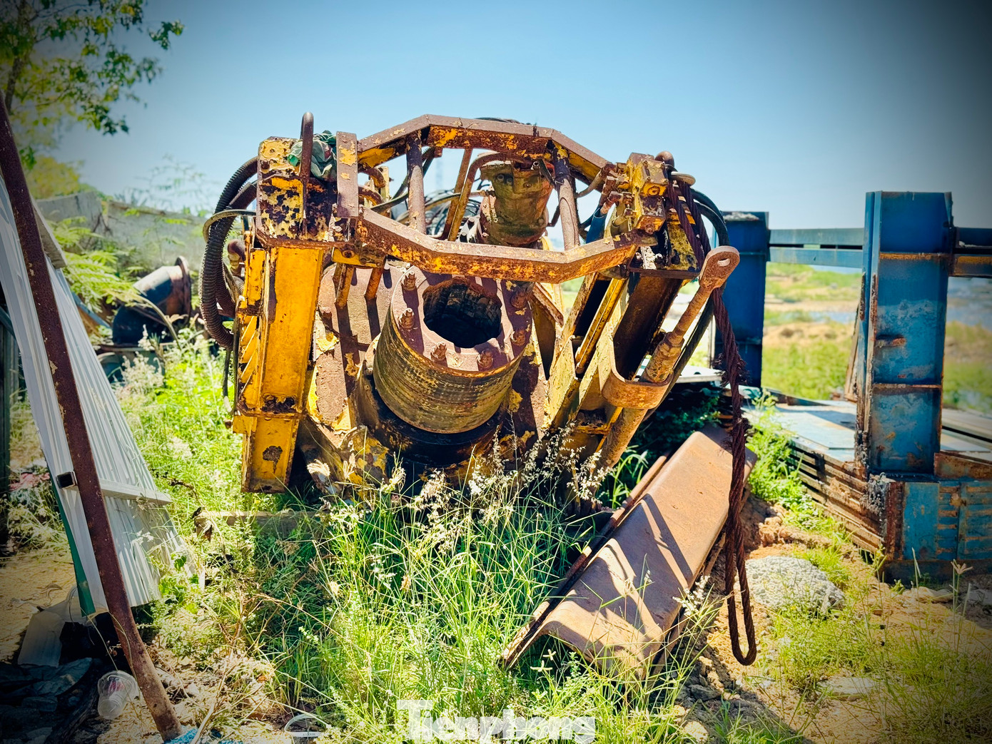 “Bên cạnh đó, xây dựng tờ trình, bổ sung danh mục kế hoạch sử dụng đất trình Hội đồng nhân dân tỉnh thông qua ngay kỳ họp tới để đầu tư xây khu tái định cư phục vụ di dời dân. Trước mắt, cần nối tuyến giao thông về phía Nam đập dâng để người dân ốc đảo thôn An Phú đi lại thuận lợi trong mùa mưa lũ sắp đến”, bà Vân chỉ đạo. Ảnh: Nguyễn Ngọc