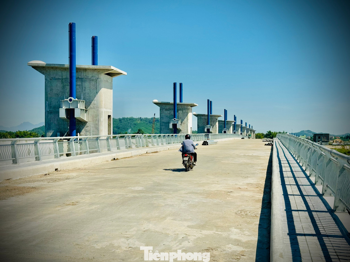 Theo đó, do khó khăn về nguồn vốn, giải phóng mặt bằng và vướng mắc liên quan đến công tác bố trí tái định cư cho các hộ dân... nên không thể hoàn thành công trình trong năm 2024. Vì vậy, đơn vị này xin kéo dài tiến độ dự án sang năm 2025. Ảnh: Nguyễn Ngọc