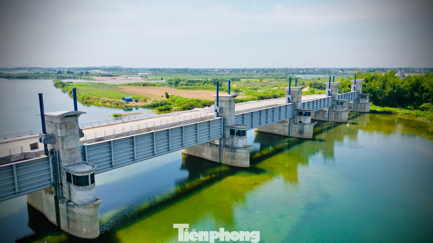 Cụ thể công trình có nhiều sai phạm như: chưa phù hợp quy hoạch chung TP. Quảng Ngãi; khi quyết định phê duyệt chủ trương dự án, chưa phù hợp với quy hoạch thủy lợi, chưa phù hợp với quy hoạch ngành giao thông, quy hoạch tài nguyên nước; chưa có quyết định phê duyệt báo cáo đánh giá tác động môi trường và không cân đối được nguồn vốn. Ảnh: H.Nam