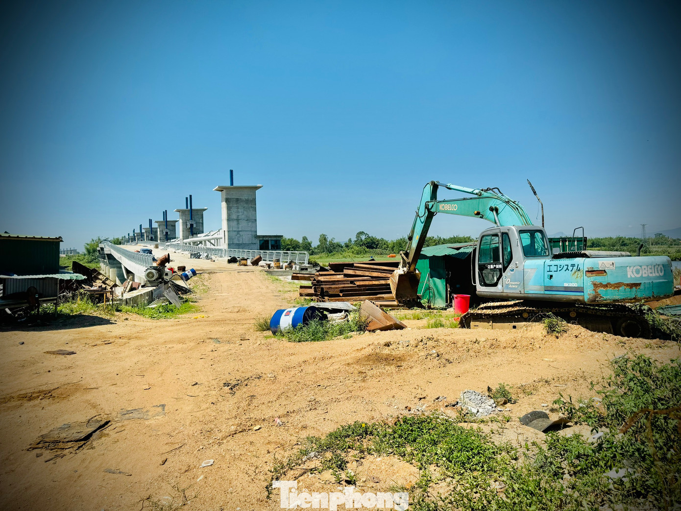 Mới đây, vào cuối tháng 5/2024, Bí thư Tỉnh ủy Quảng Ngãi Bùi Thị Quỳnh Vân đã đi kiểm tra thực tế tại dự án. Theo Bí thư Tỉnh ủy Quảng Ngãi, công trình đập dâng hạ lưu sông Trà Khúc là dự án có quy mô lớn, công trình đa mục tiêu, tạo cảnh quan đô thị và giao thông nên yêu cầu chủ đầu tư phối hợp với các sở, ngành chức năng, địa phương liên quan khẩn trương hoàn thiện các thủ tục để giải phóng dứt điểm mặt bằng trên tuyến thi công dự án. Ảnh: Nguyễn Ngọc