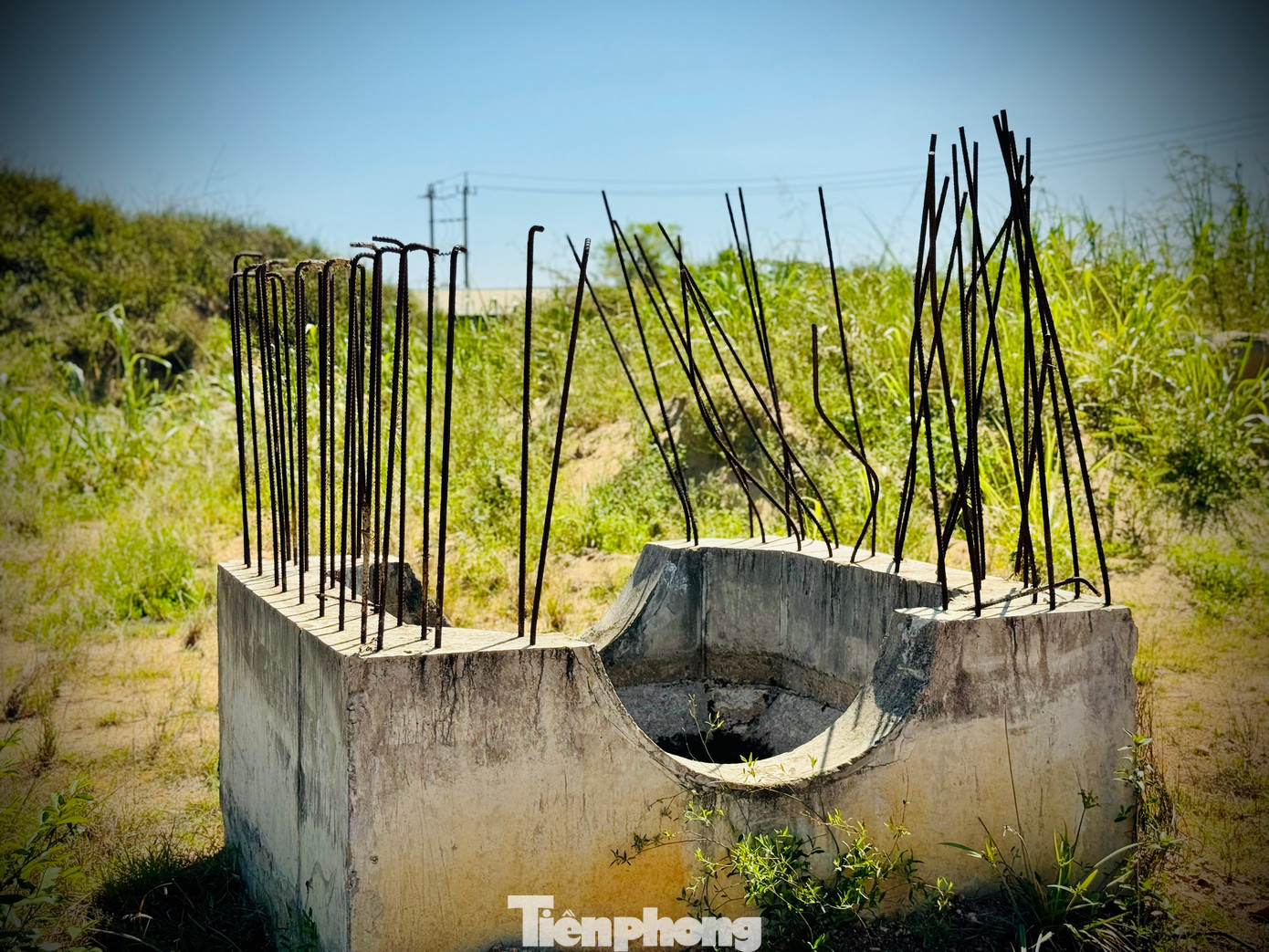 “Bên cạnh đó, xây dựng tờ trình, bổ sung danh mục kế hoạch sử dụng đất trình Hội đồng nhân dân tỉnh thông qua ngay kỳ họp tới để đầu tư xây khu tái định cư phục vụ di dời dân. Trước mắt, cần nối tuyến giao thông về phía Nam đập dâng để người dân ốc đảo thôn An Phú đi lại thuận lợi trong mùa mưa lũ sắp đến”, bà Vân chỉ đạo. Ảnh: Nguyễn Ngọc