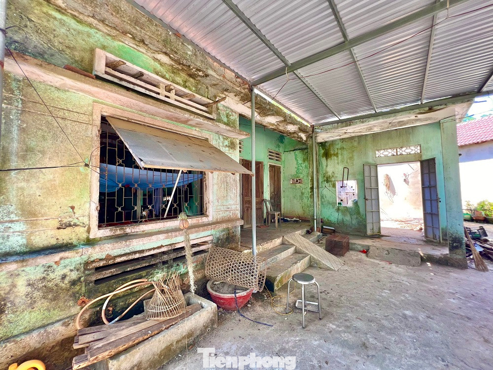 Theo các hộ dân ở nơi đây, ngoài nỗi lo nhà cửa đổ sập, họ còn phải đối diện với tình trạng ngập nước “trường kỳ” mỗi khi mưa lớn. Bởi khu vực xung quanh cũng đã bị đổ đất để thực hiện dự án khác, nước không còn đường thoát.